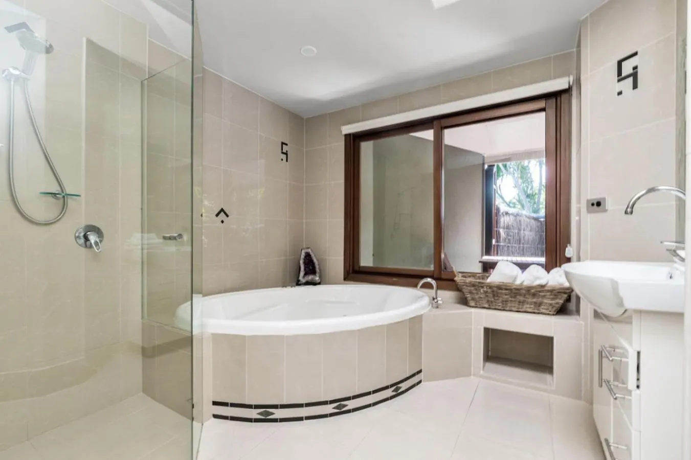Апартаменты Cape Byron Suite 2, 3 With Private Lounge Байрон-Бей Австралия